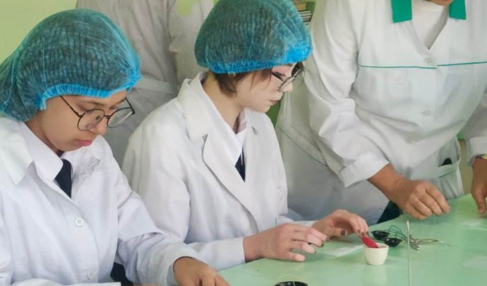 Иркутские школьники познакомились с профессией фармацевта на практике