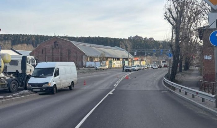 Смертельное ДТП в Иркутске: пешеход погиб, попав под колёса микроавтобуса