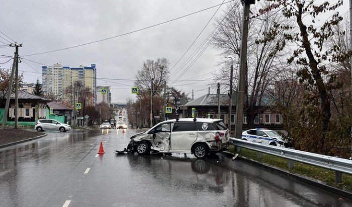 В Иркутске автомобиль полиции столкнулся с Toyota Wish