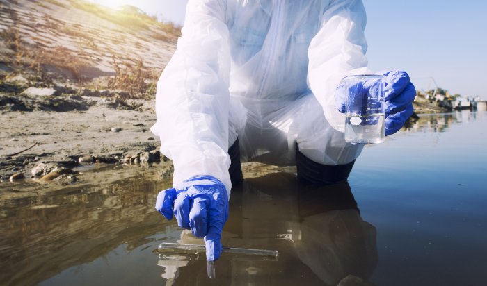 Жители частного сектора Иркутска замусорили русло реки Кая