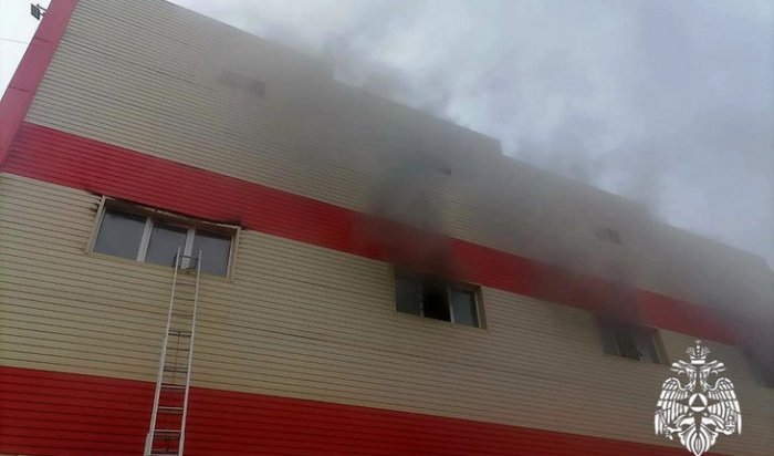 В Тайшете 82 человека эвакуировались из горящего торгового центра на улице Суворова