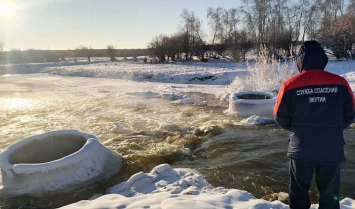 В Чурапчинском улусе Якутии прорвало дамбу, спасатели готовят ремонт