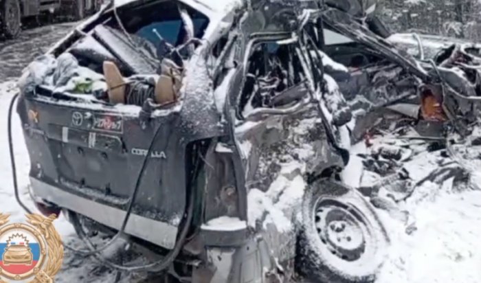 В Шелеховском районе водитель легкового автомобиля погиб в ДТП с большегрузом