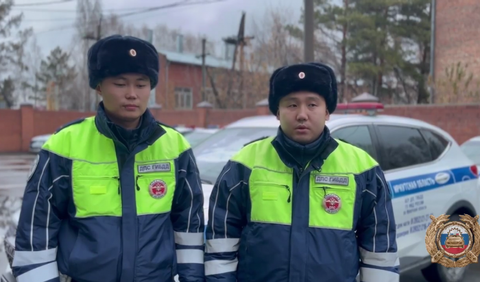 В Иркутске сотрудники ДПС помогли ребенку добраться до больницы (Видео)