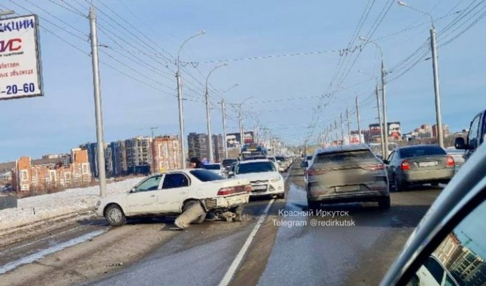 Тройное ДТП произошло в Иркутске на плотине (Видео)