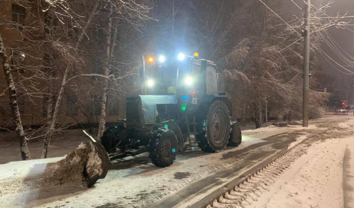 В Иркутске проводят противогололедную обработку улиц