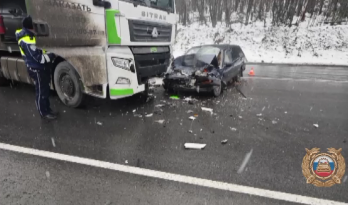 В Слюдянском районе столкнулись большегруз и легковушка (Видео)