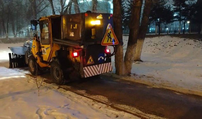 В Иркутске из-за сильного снегопада усилили работы по уборке дорог