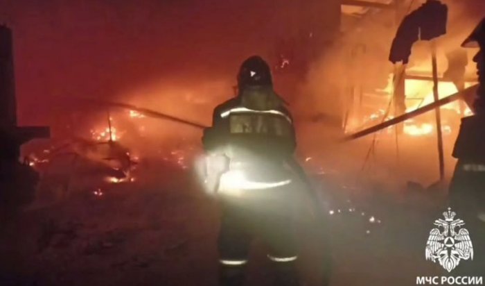 В Усолье-Сибирском тушат крупный пожар в мебельных цехах (Видео)