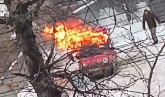Мужчина получил ожоги при пожаре в автомобиле в Иркутске (Видео)