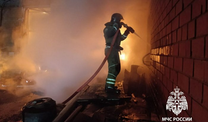 В Иркутске на Байкальской горел гаражный бокс