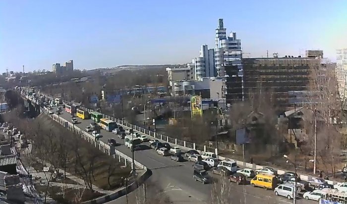 В Иркутске на Глазковском мосту в ограждение врезался пассажирский автобус