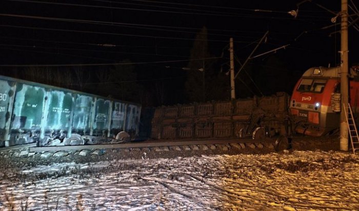 В Тайшетском районе из-за постороннего предмета на путях опрокинулись вагоны и локомотив
