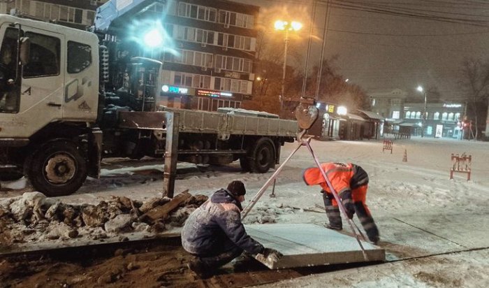 В Иркутске меняют поврежденные трамвайные плиты