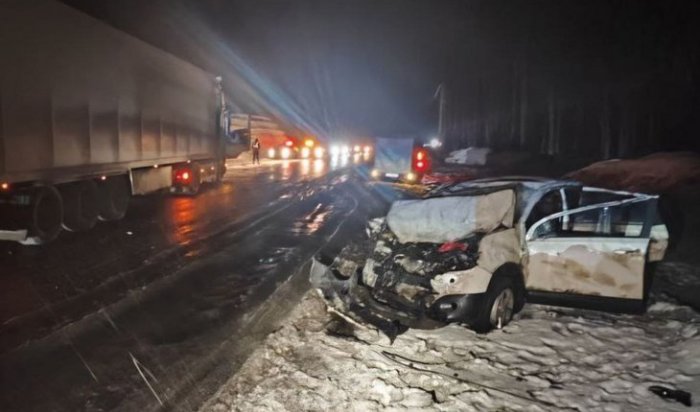 Три человека пострадали в ДТП с участием легкового автомобиля и фуры в Слюдянском районе  (Видео)