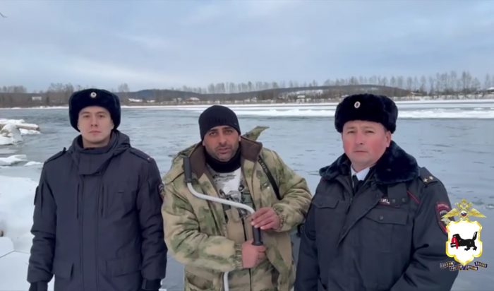 В Усть-Кутском районе полиция спасла рыбака с оторвавшейся льдины (Видео)