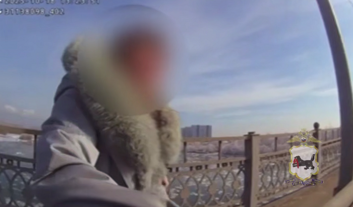 В Иркутске полицейские спасли женщину на мосту (Видео)