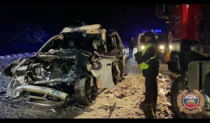 Два человека погибли в ДТП с легковым автомобилем и седельным тягачом в Нижнеилимском районе (Видео)