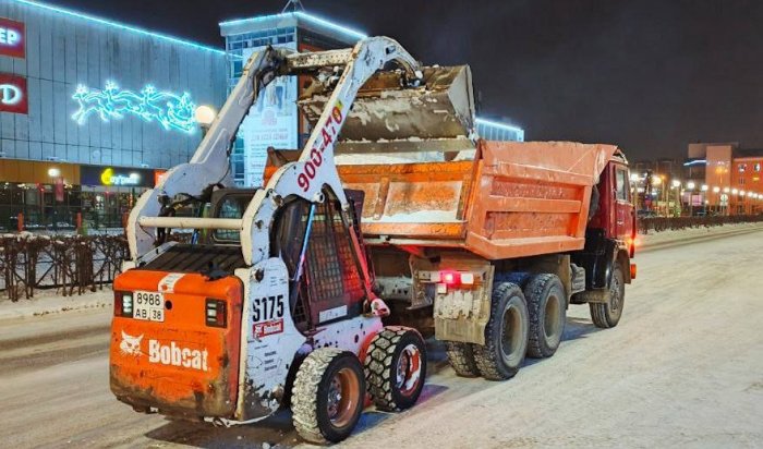 Улицы Иркутска обрабатывают противогололедными материалами