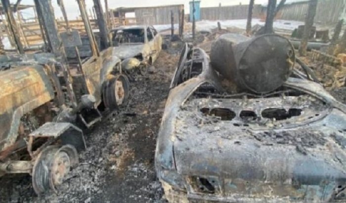 В Черемховском районе сгорел гараж с двумя автомобилями и трактором
