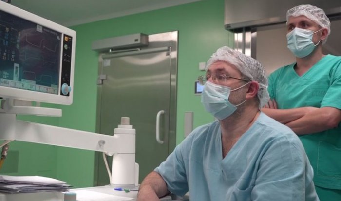 Иркутские хирурги успешно прооперировали 15-летнюю пациентку с крупной кистой (Видео)