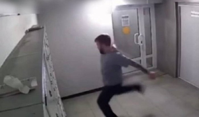 В Иркутске мужчина повредил батарею в подъезде жилого дома (Видео)