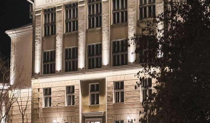 В Иркутске на главном корпусе ИГУ установили архитектурную подсветку