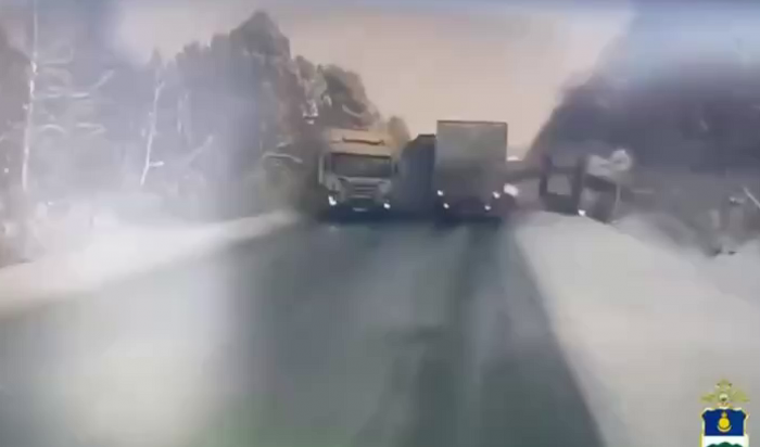 На трассе «Байкал» произошло ДТП с тремя большегрузами