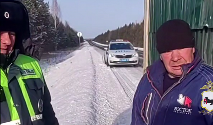 В Приангарье госавтоинспекторы помогли замерзающему водителю большегруза (Видео)