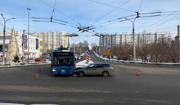 Троллейбус и Toyota Caldina столкнулись в Свердловском округе