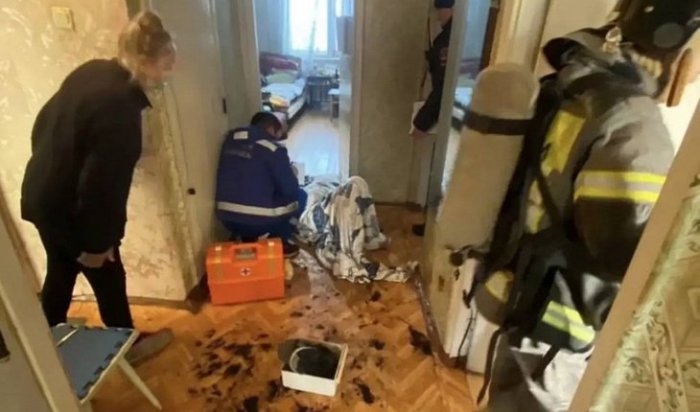 В Иркутске на пенсионерке загорелась одежда из-за раскаленного масла во время готовки