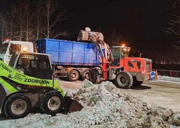 В Иркутске продолжается уборка снега с улиц