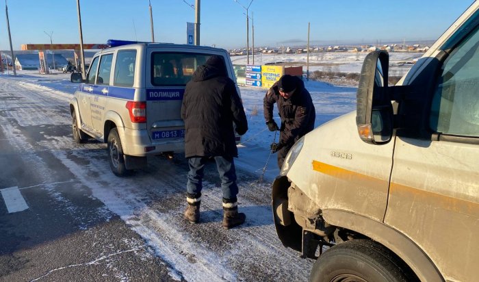 В Приангарье полицейские помогли замерзающему водителю