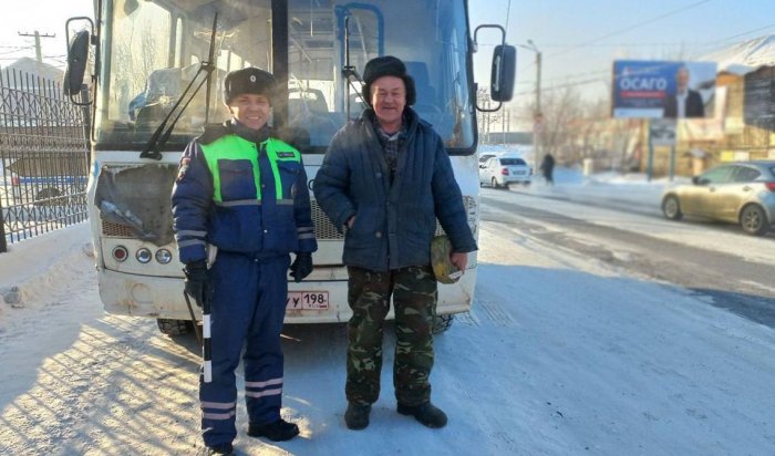 В Тайшете полицейские помогли замерзающему водителю автобуса