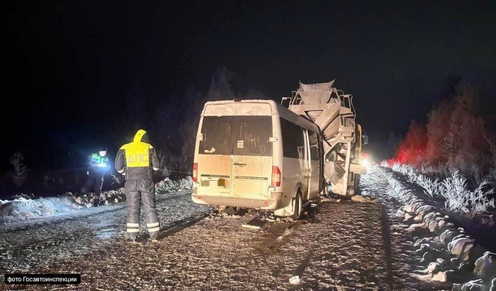 В Нижнеудинском районе пассажирский микроавтобус врезался в автобетоносмеситель