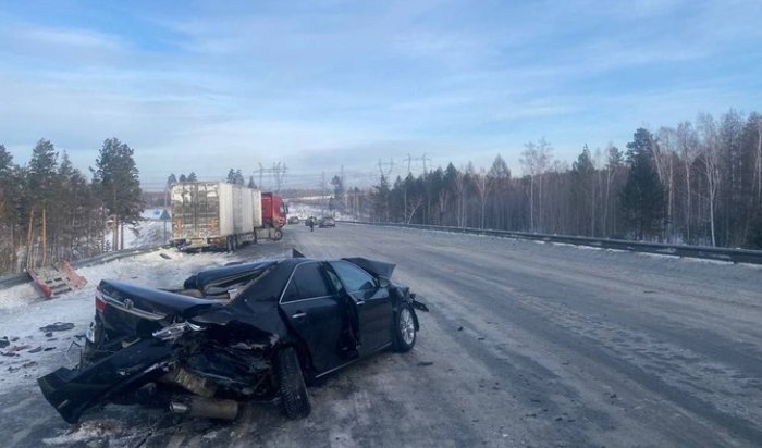 Водитель и двое пассажиров Toyota Camry пострадали в ДТП с большегрузом на Р-258 «Байкал»