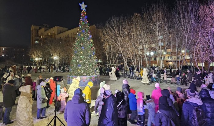 В Октябрьском округе Иркутска открыли главную елку