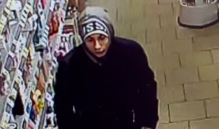 В Иркутске полиция разыскивает парня, расплатившегося чужой картой