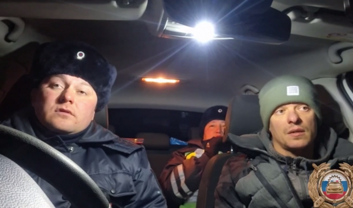 В Приангарье инспекторы ДПС помогли водителю, слетевшему с дороги