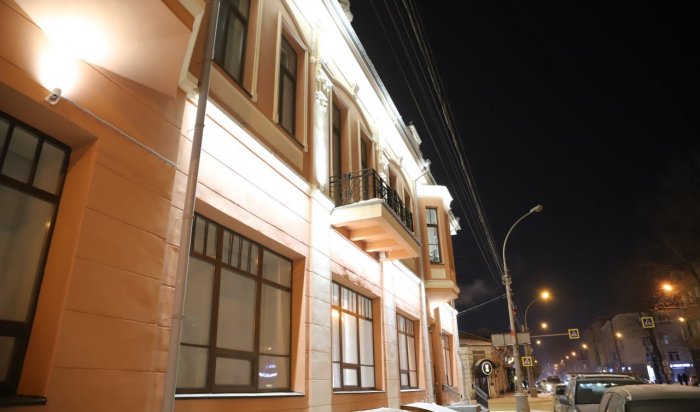 В Иркутске на еще одном здании появилась архитектурная подсветка