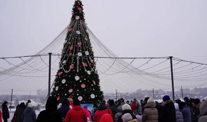В Иркутске на бульваре Гагарина зажглась новая новогодняя ёлка