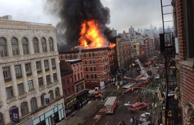 В Нью-Йорке после взрыва обвалилось и загорелось здание на Манхэттене