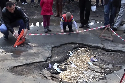 В Приморье автолюбители засыпали деньгами дорожную яму (Видео)