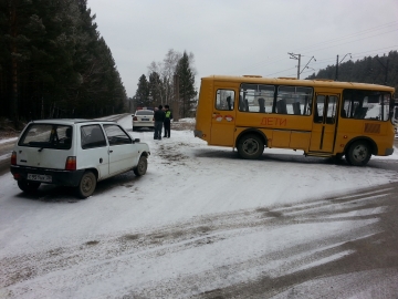 В Шелеховском районе легковой автомобиль столкнулся со школьным автобусом