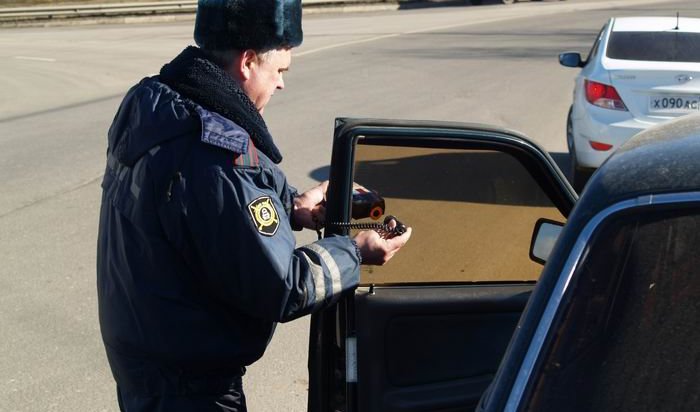 В Иркутске на двое суток арестовали водителя за нарушения правил тонировки