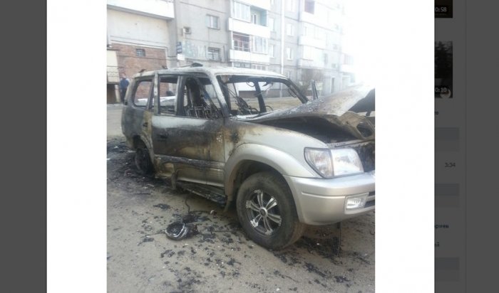 В Иркутске ночью сгорели Toyota Land Cruiser Prado и Toyota Altezza