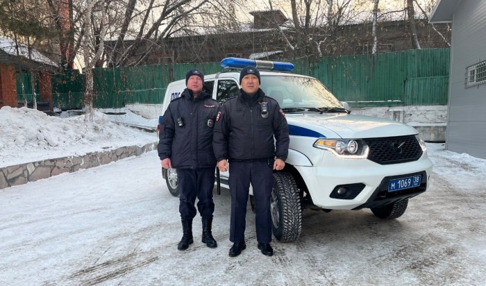 В Иркутском районе сотрудники ППС помогли застрявшему авто