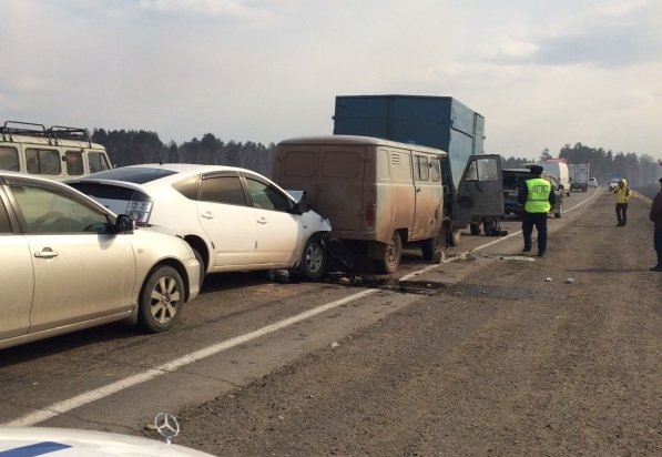12 автомобилей столкнулись  на трассе около Ангарска