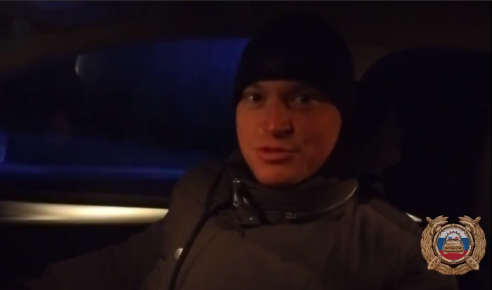 В Ольхонском районе инспекторы ДПС помогли водителю отремонтировать микроавтобус