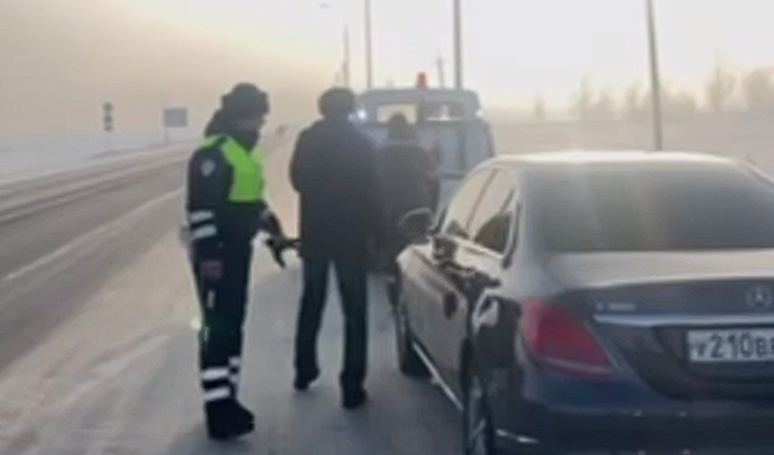 В Усолье-Сибирском экипаж ДПС помог замерзающей семье